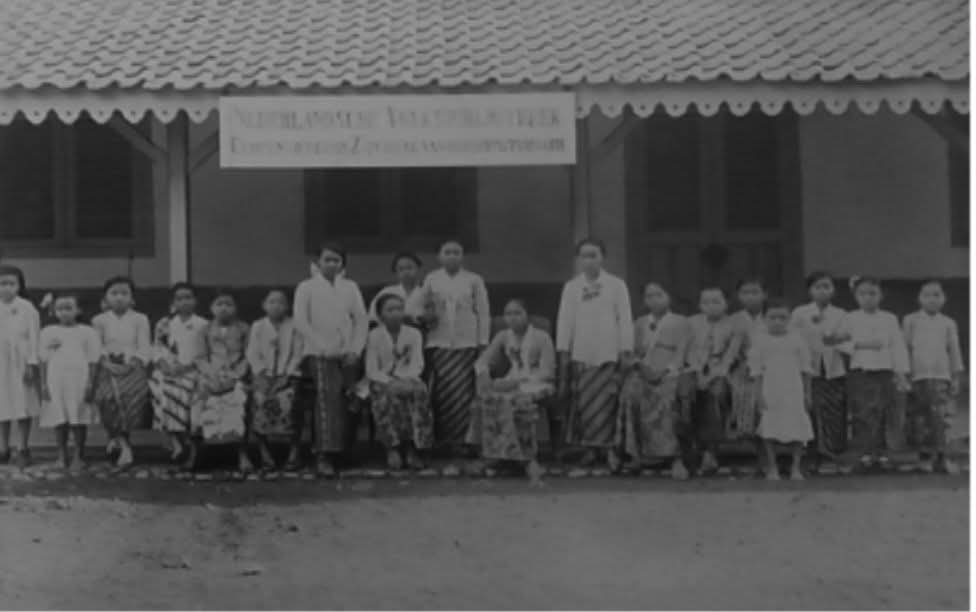 SEKOLAH KEPUTRIAN: Inlandsche Meisjesschool atau sekolah perempuan di masa pemerintahan kolonial. (dok. JPRM)