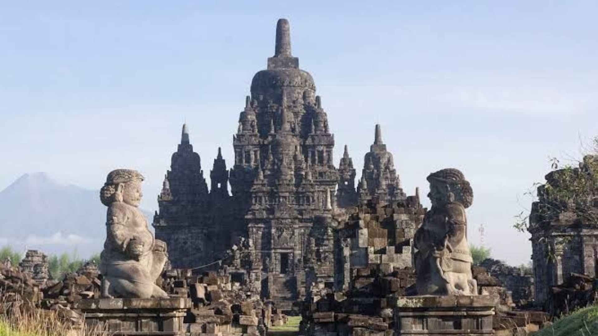 Namun, di balik kejayaannya, Majapahit mengubah lokasi ibu kotanya sebanyak tiga kali untuk mencerminkan pendekatan politik dan militer.