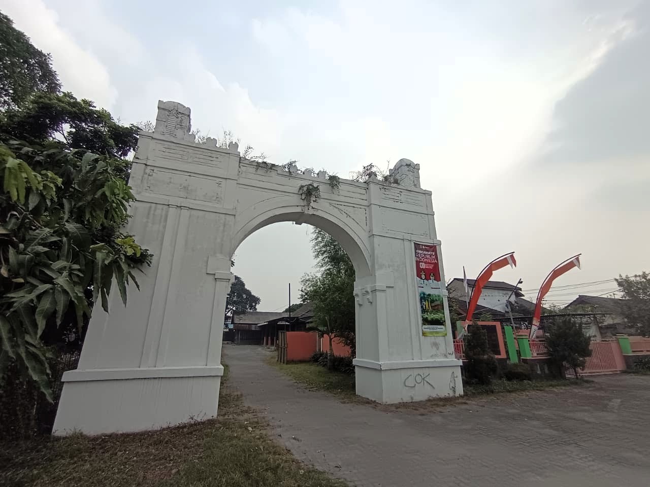GAPURA KOLONIAL: Kantor UPTD Rumah Potong Hewan (RPH) Kota Mojokerto yang dulu digunakan sebagai tempat karantina dan pemusnahan hewan liar di masa pemerintahan HIndia-Belanda. (dok. JPRM)