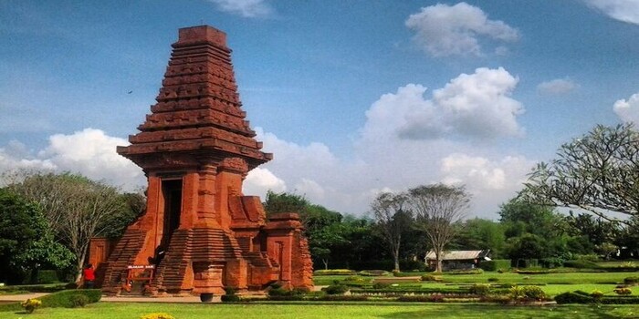 Gapura Bajang Ratu dan Kisah Raja Muda Majapahit yang Membawa Mitos hingga Kini