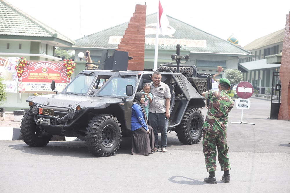 ALUSISTA: Warga berswafoto di atas kendaraan militer di depan Makorem 082/CPYJ Jalan Hasyim Asy
