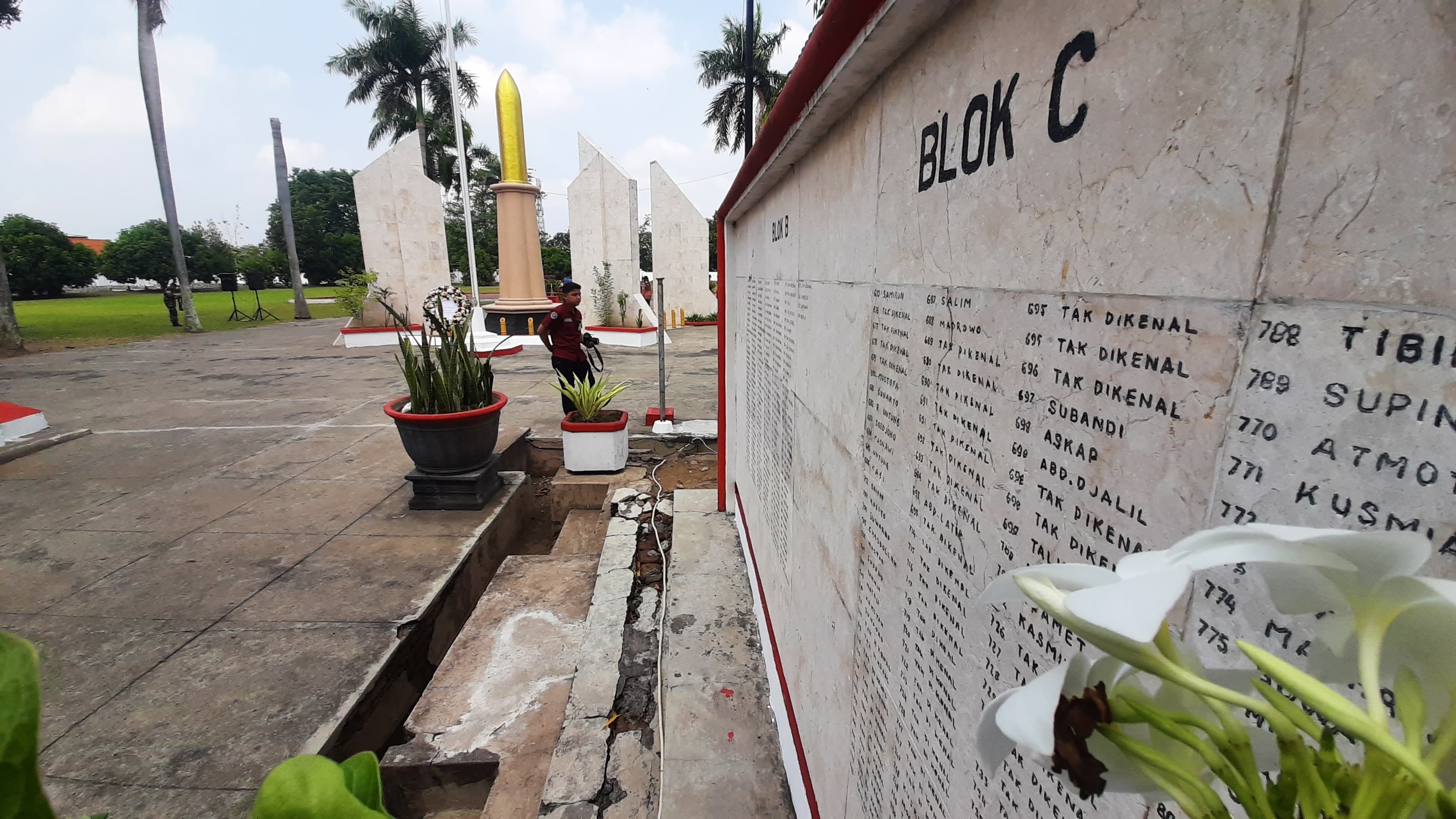 PERISTIRAHATAN TERAKHIR: Daftar nama dan kode register para pejuang yang dimakamkan di Taman Makam Pahlawan (TMP) Gajah Mada, Kota Mojokerto. (foto: dok. JPRM)