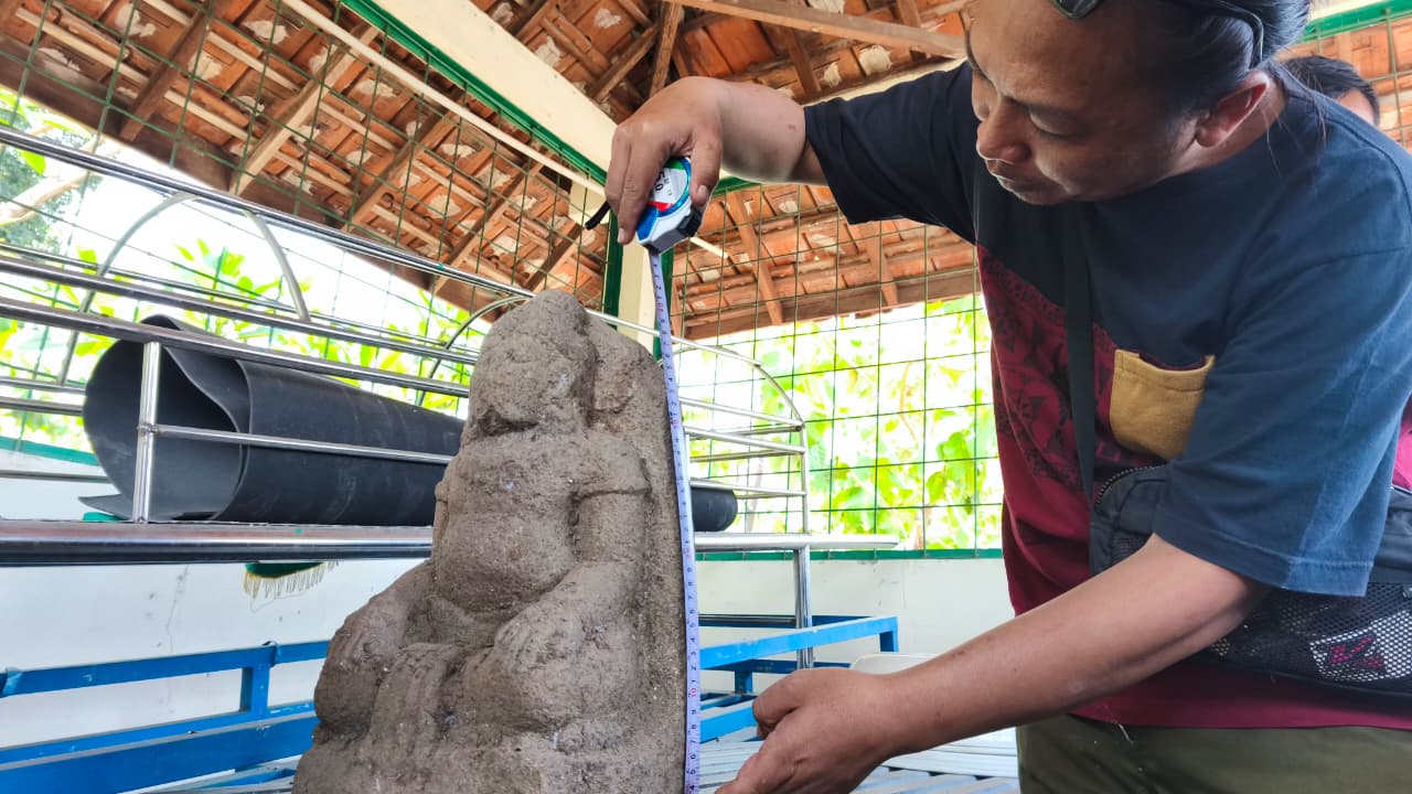 DITELITI: Wujud arca dewa yang ditemukan di pemakaman umum Dusun Mojojejer, Desa Pesanggrahan, Kecamatan Kutorejo, kemarin (10/10). (foto: dok. JPRM)