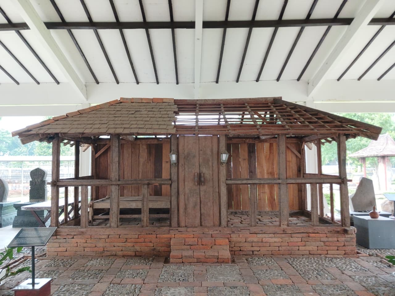 KUNO: Replika rumah tapak dari masa Kerajaan Majapahit yang dibuat lebih tinggi dari permukaan tanah di Museum Majapahit, Desa/Kecamatan Trowulan. (foto: dok. JPRM)