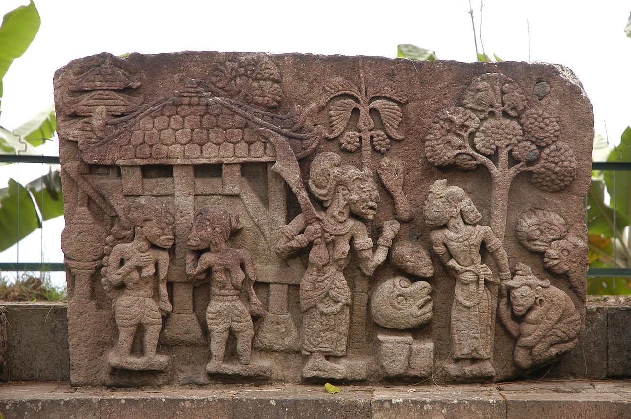 BENDA ARKEOLOGIS: Umpak dan pilar selubung berbahan batu peninggalan Kerajaan Majapahit di Museum Majapahit. (foto: dok. JPRM)