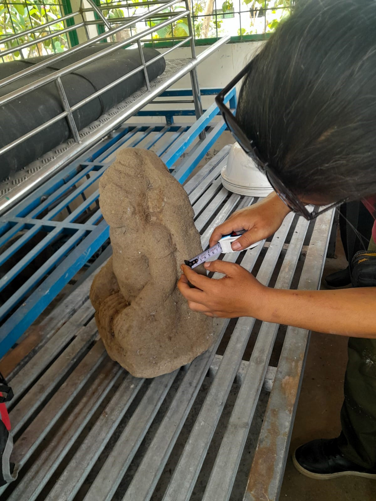 OBSERVASI: Tim arkeolog mengecek kondisi arca yang ditemukan terkubur di makam umum Dusun Mojojejer, Desa Pesanggrahan, Kecamatan Kutorejo, Jumat (10/10). (foto: dok. JPRM)