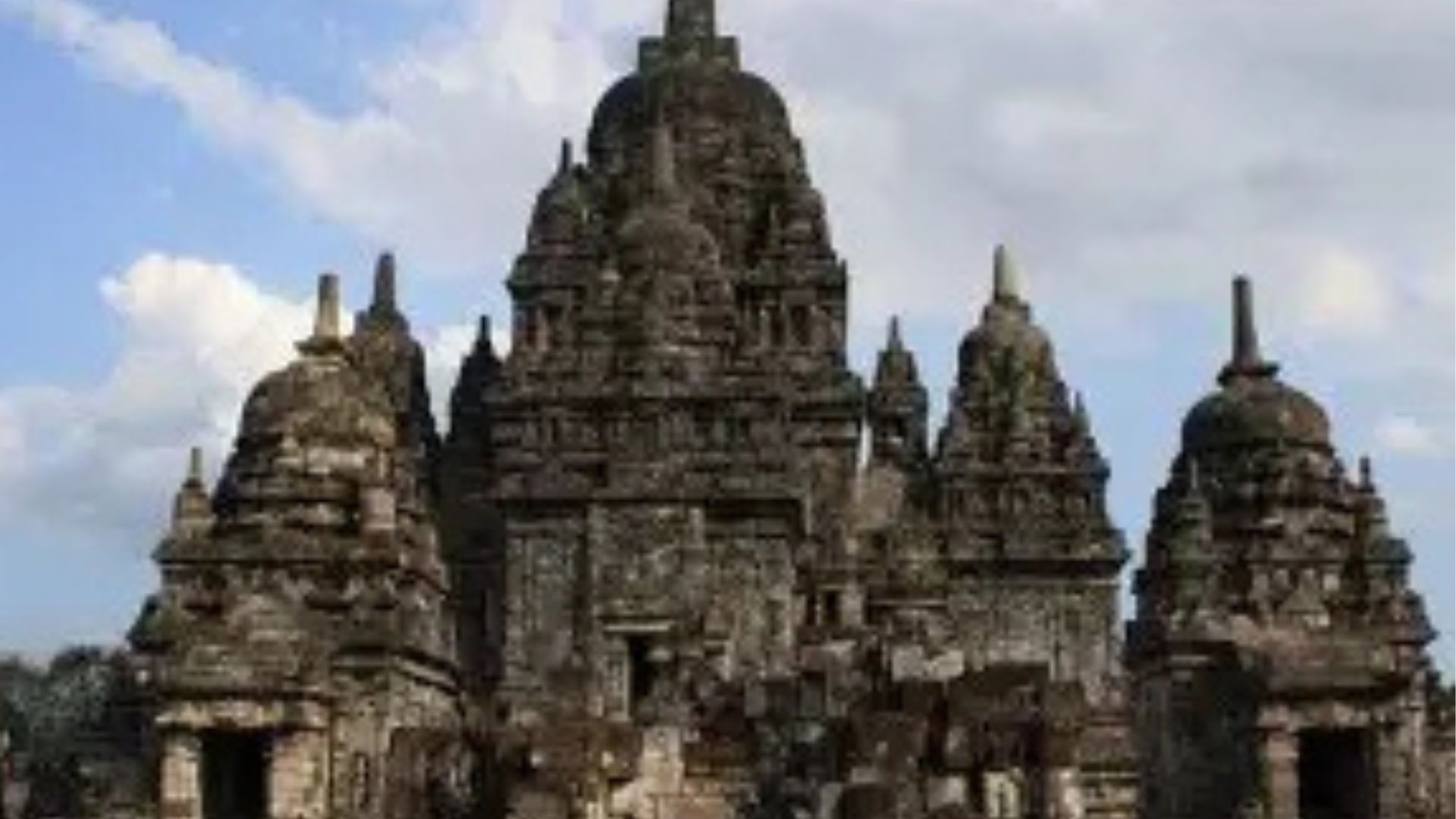 Lenyapnya jejak fisik dari Keraton Majapahit, yang dulunya bangunan megah dan memiliki fungsi sebagai pusat pemerintahan kerajaan ini.
