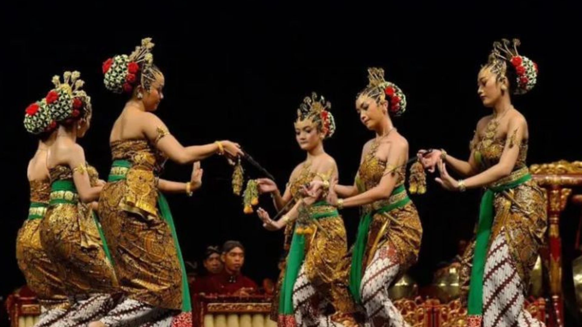 Tarian Bedhaya berdiri sebagai tari klasik yang merepresentasikan nilai filosofi, estetika, dan religius yang dalam.