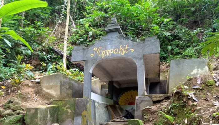 Cerita yang diturunkan secara lisan serta penemuan benda-benda bersejarah di Negeri Ema, Ambon, menunjukkan bukti kedatangan perwakilan Majapahit ke arah timur Kepulauan Indonesia.