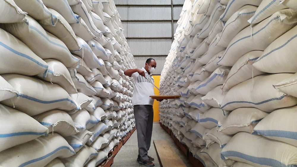 PAKET BANTUAN: Tumpukan karung beras di gudang penyimpanan yang didistribusikan untuk bantuan sosial bagi keluarga tidak mampu di wilayah Mojokerto. (Foto: dok.JPRM)