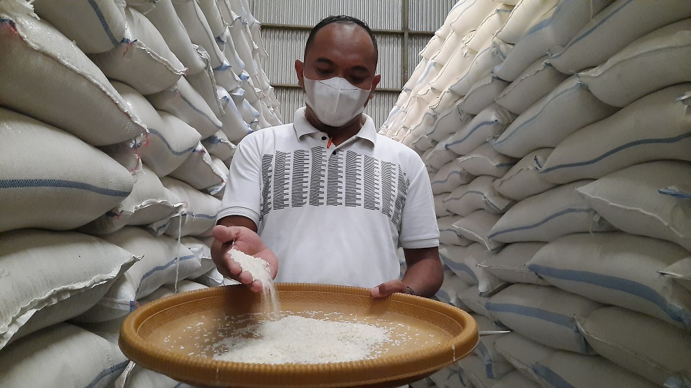 PAKET BANTUAN: Tumpukan karung beras di gudang penyimpanan yang didistribusikan untuk bantuan sosial bagi keluarga tidak mampu di wilayah Mojokerto. (foto: dok. JPRM)