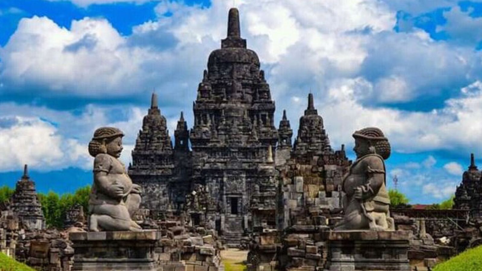 Dokumen sejarah utama seperti Nagarakretagama dan Pararaton menyatakan bahwa pusat kekuasaan Majapahit berada di Trowulan, Jawa Timur.