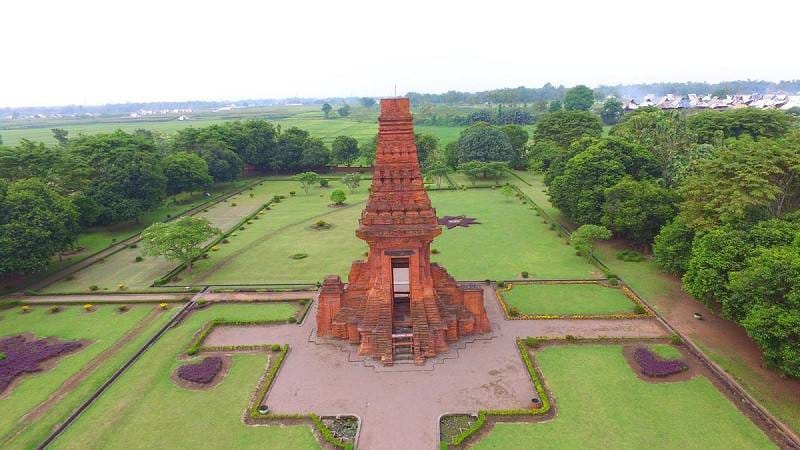 Majapahit tidak memiliki satu kepercayaan formal, melainkan menggabungkan Siwa dan Buddha sebagai dasar untuk mencapai keseimbangan spiritual dan politik di Nusantara.