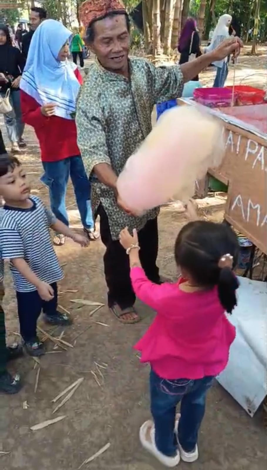 FAVORIT ANAK-ANAK: Penjual arbanat, jajanan berbahan dasar gula yang sudah menggunakan sepeda angin untuk menjajakan dagangannya. (dok. JPRM)
