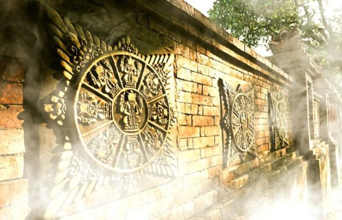 Simbol Surya Majapahit, gambar matahari dengan delapan sinar yang memancar ke semua arah, dan di bagian tengahnya terdapat lingkaran yang memuat gambar dewa-dewa Hindu.