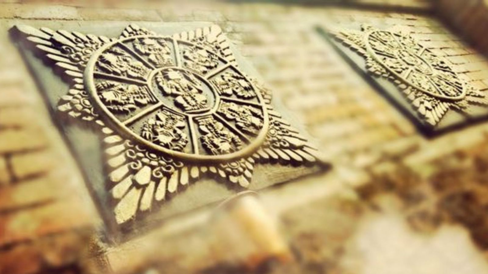 Surya Majapahit yang secara literal memiliki makna