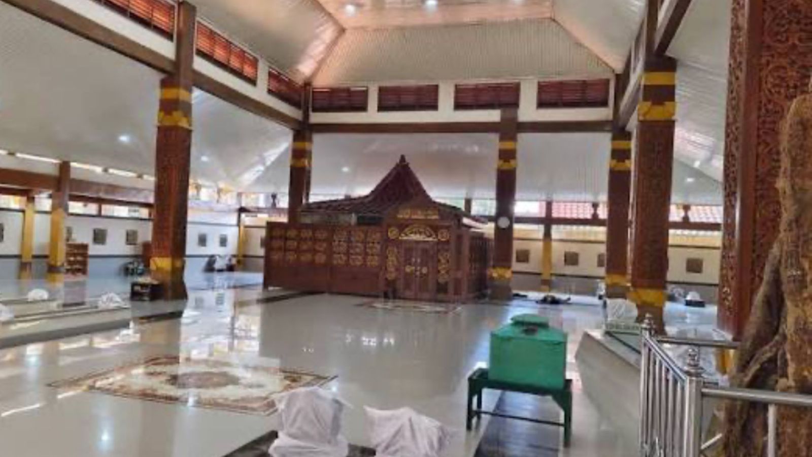 Prosedur pemakaman pada waktu itu menggambarkan nilai-nilai Hindu Buddha, yang dianut bersamaan dengan berbagai budaya lokal yang ada.