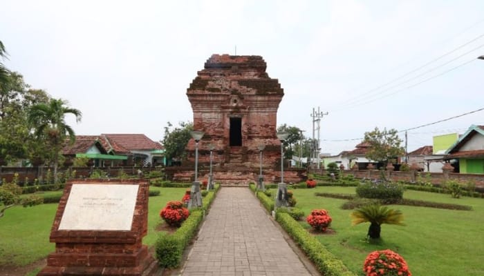 Asal usul nama Majapahit dimulai dari cerita mengenai hutan yang dipenuhi oleh pohon maja yang menghasilkan buah pahit. Dari lokasi yang sederhana tersebut, tumbuhlah sebuah kerajaan besar di Nusantar