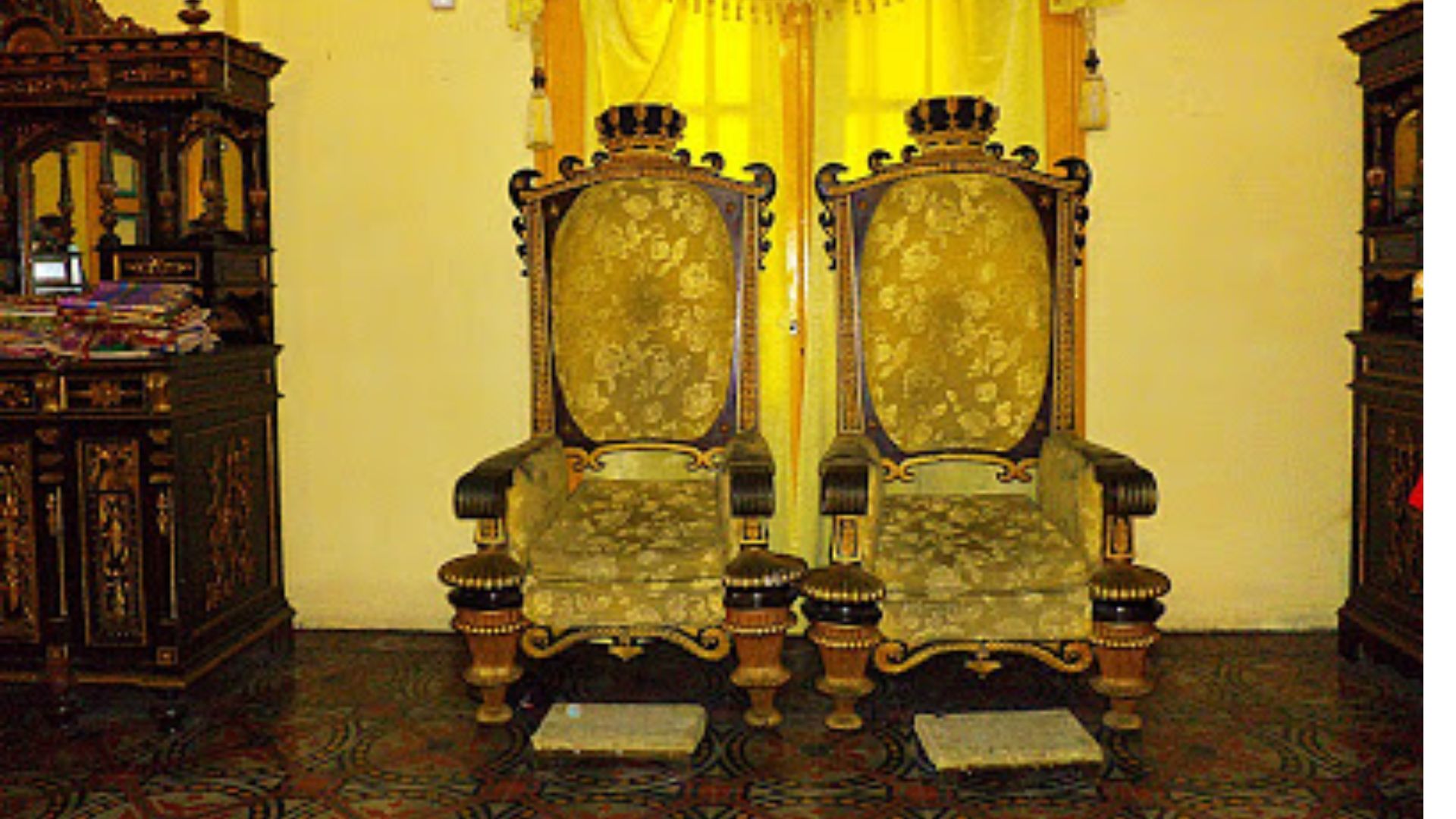 tempat duduk pada masa Majapahit, adat istiadat duduk masyarakat saat itu, sampai penafsiran kontemporer