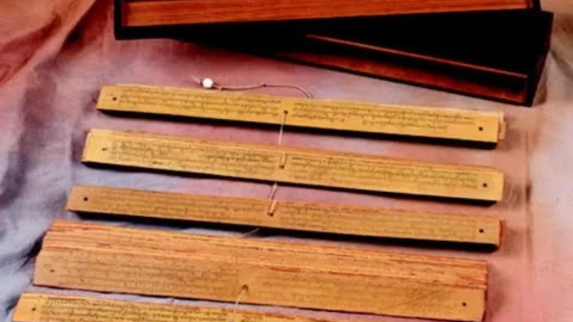 Naskah-naskah yang diwariskan oleh Majapahit mengandung nilai-nilai sejarah, filosofi  etika, kepemimpinan, dan kerukunan beragama yang membentuk karakter Nusantara.