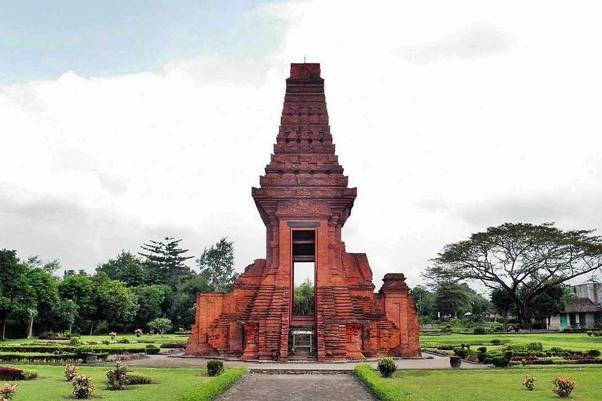 Gapura Candi Bajang Ratu