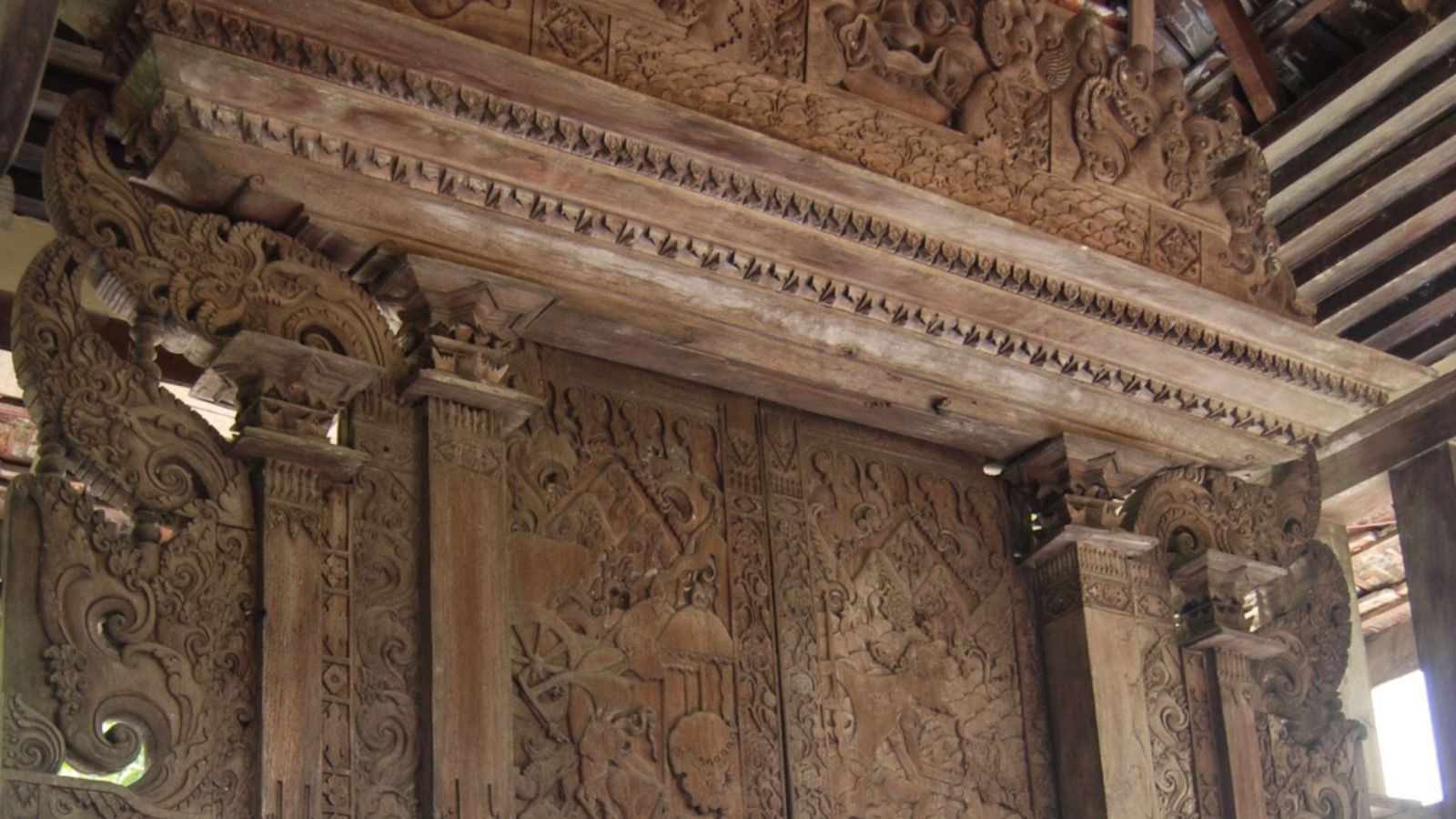 Di daerah Pati terdapat Pintu Gerbang Majapahit yang diperkirakan telah berdiri sekitar 700 tahun.