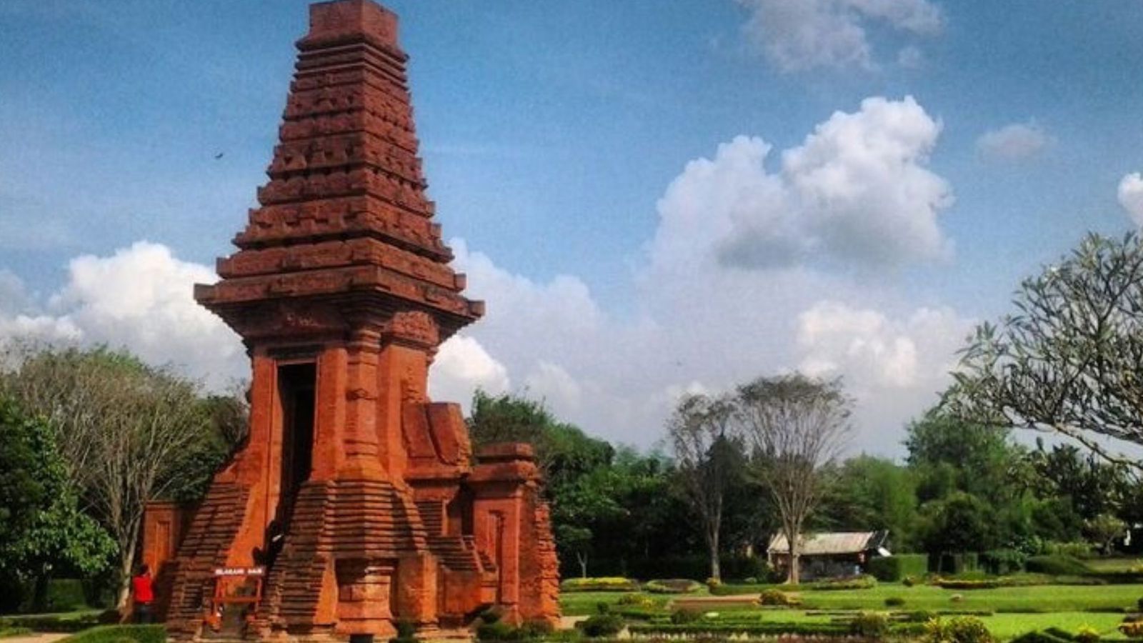 Selain diakui sebagai simbol kekuasaan politik dan dominasi, Majapahit juga meninggalkan warisan budaya berupa legenda dan kisah rakyat.