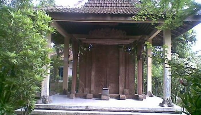 Pintu kayu yang berusia tua di Pati diyakini sebagai warisan dari Majapahit. Dihiasi dengan berbagai ukiran dan legenda lokal, namun saat ini tempat ini tidak banyak dikunjungi dan kurang mendapatkan