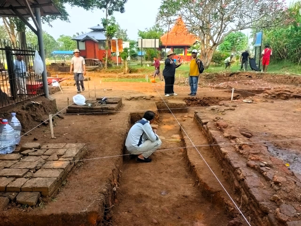 PENDATAAN: Tim Kerja Pemugaran BPK Wilayah XI melakukan studi kelayakan pemugaran di Situs Klinterejo, Desa Klinterejo, Kecamatan Sooko, beberapa waktu lalu.  (foto: dok. BPK Wilayah XI)