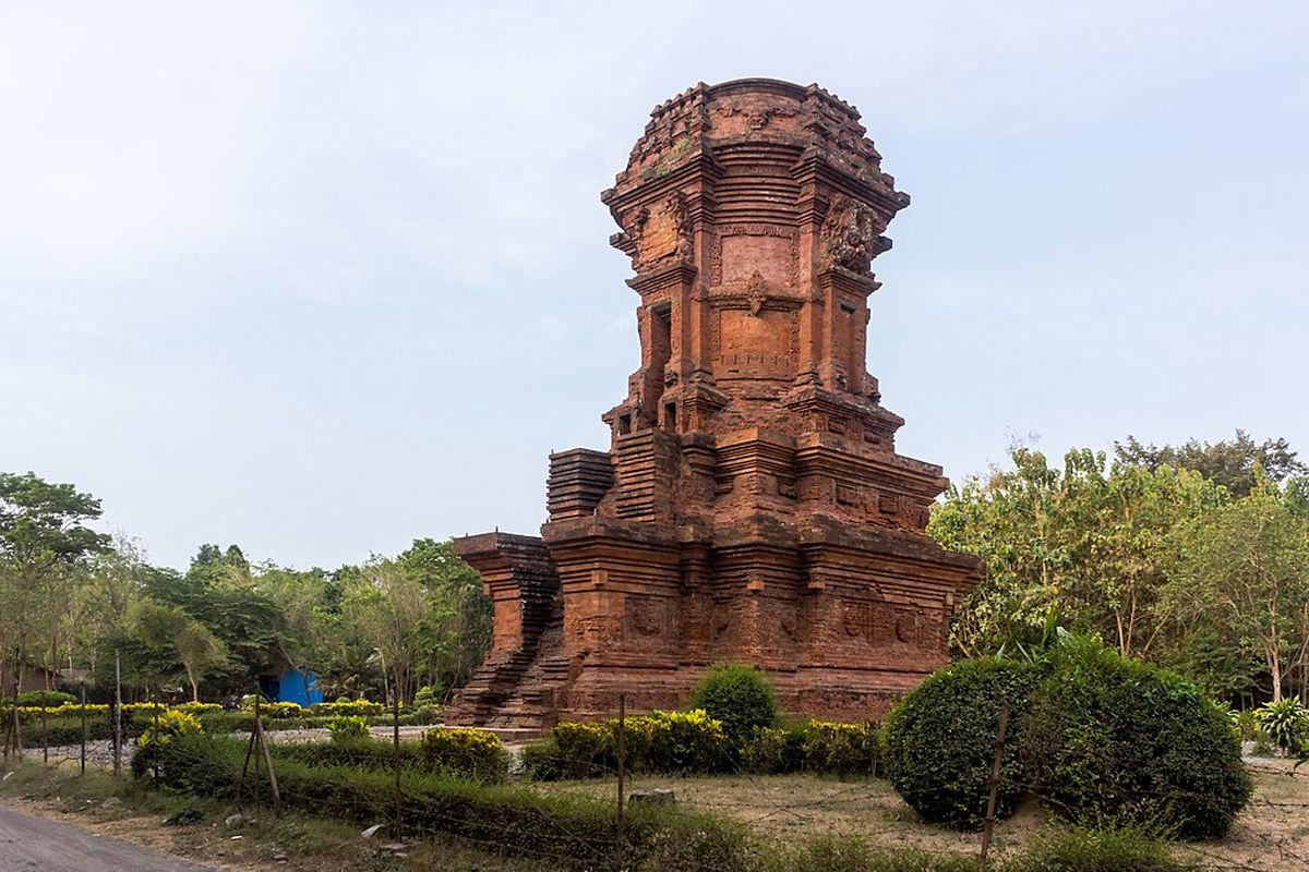 Majapahit tidak dibangun hanya dengan kekuatan militer. Alam spiritual, pengendapan diri,  dan warisan supernatural berperan sebagai penjaga kerajaan raja.