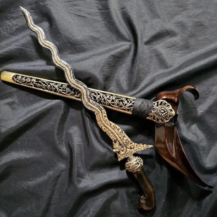 Keris Nogososro, pusaka legendaris Majapahit berliuk 13 dengan motif naga lengkap, dari kepala hingga ekor, termasuk mulut naga yang menggigit batu intan, yang meningkatkan kesakralan.