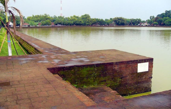 Kolam Segaran, kolam terbesar era Majapahit di Trowulan, Mojokerto