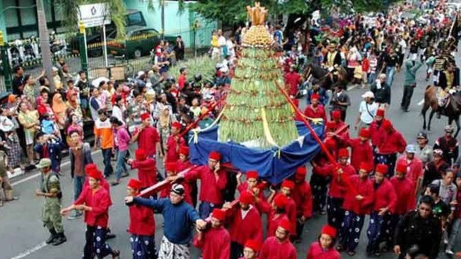 Kerajaan Majapahit meninggalkan berbagai warisan budaya yang hingga kini masih lestari, seperti upacara Sekaten dan Grebeg Maulud.