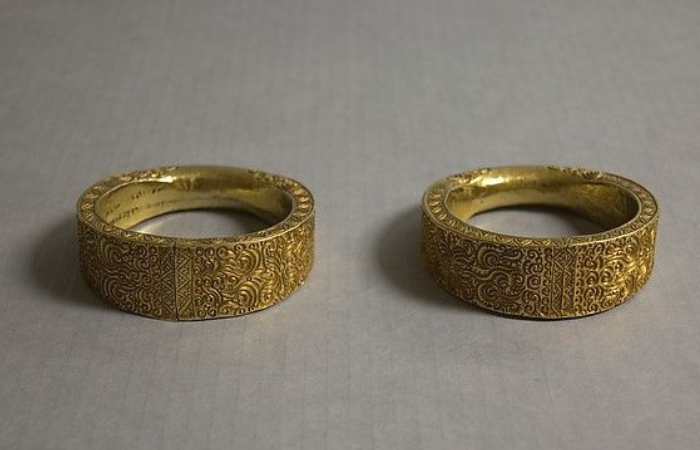 Jejak perhiasan emas Majapahit di Trowulan menunjukkan kekayaan, kemajuan teknologi logam, dan nilai estetika masyarakat pada waktu yang telah berlalu.