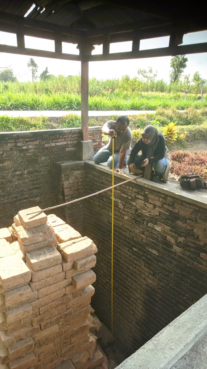 KAJIAN SEJARAH: TACB Disbudporapar Kabupaten Mojokerto mengobservasi Situs Candi Grinting, Kecamatan Jatirejo, dalam penetapan cagar budaya tahap III, Sepetember lalu. (foto: dok. JPRM)