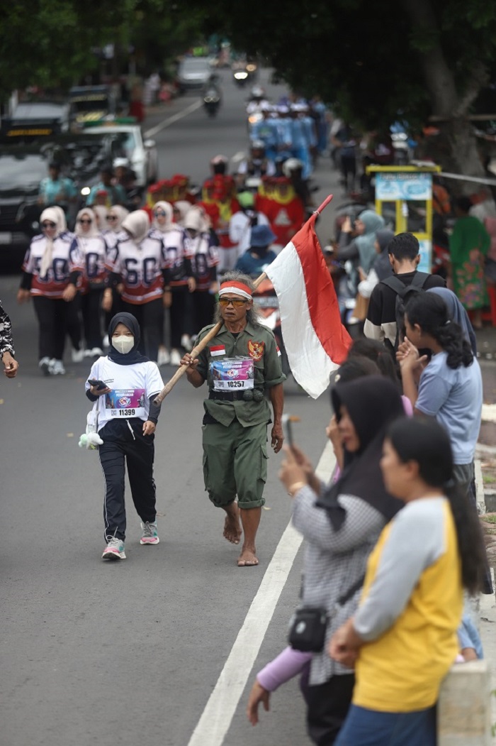PERINGATI PERJUANGAN: Peserta gerak jalan perjuangan Mojokerto-Surabaya dalam rangka memperingati Hari Pahlawan tahun 2025. (foto: dok. JPRM)