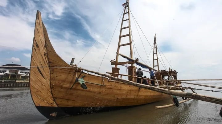 BERNILAI SEJARAH: Kapal Ekspedisi Spirit of Mojopahit berlayar dari Jakarta ke Jepang pada 2016. Kapal ini menjadi simbol budaya maritim Kerajaan Majapahit.