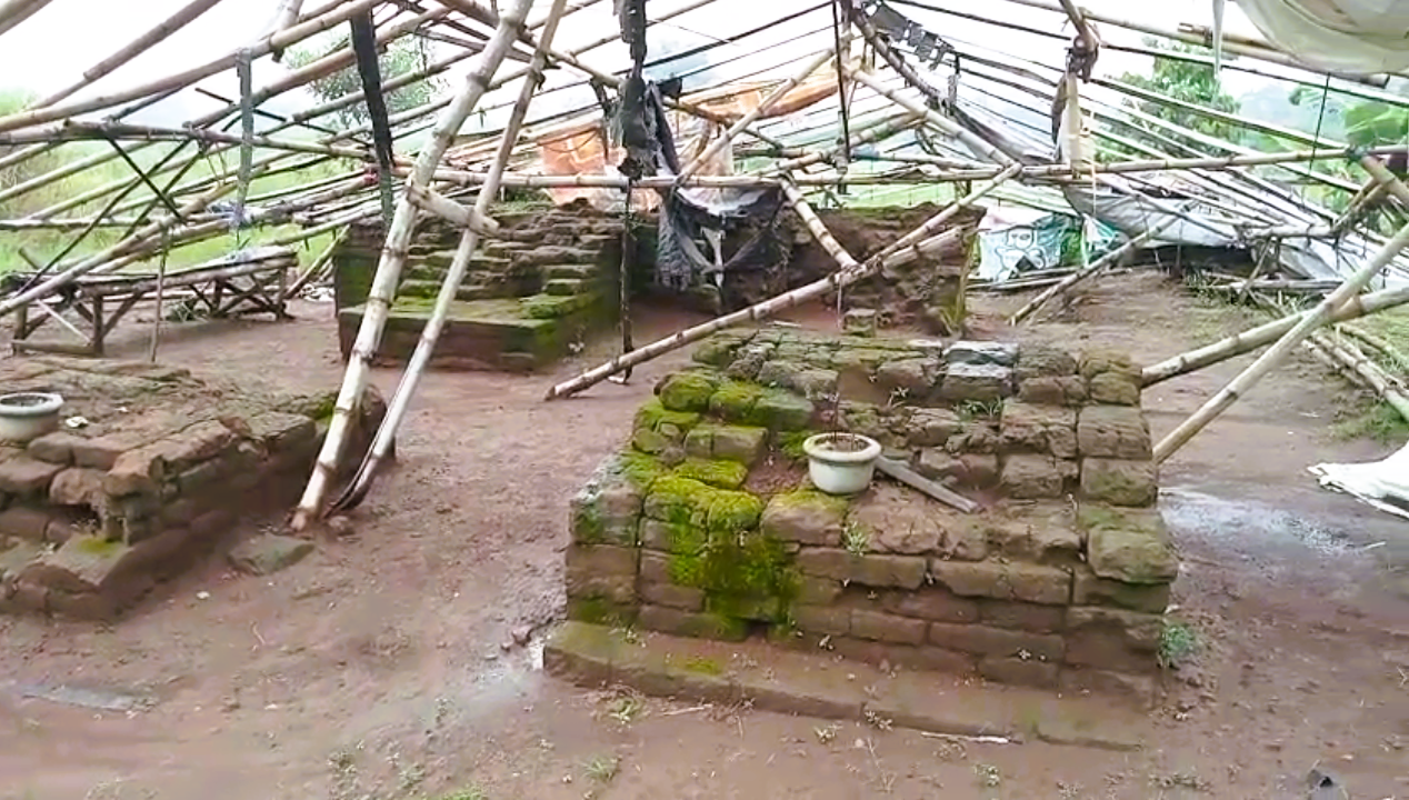 SEGERA DIBENAHI: Tampak cungkup Situs Gemekan yang berbahan bambu ambruk akibat diterjang angin, beberapa waktu lalu.