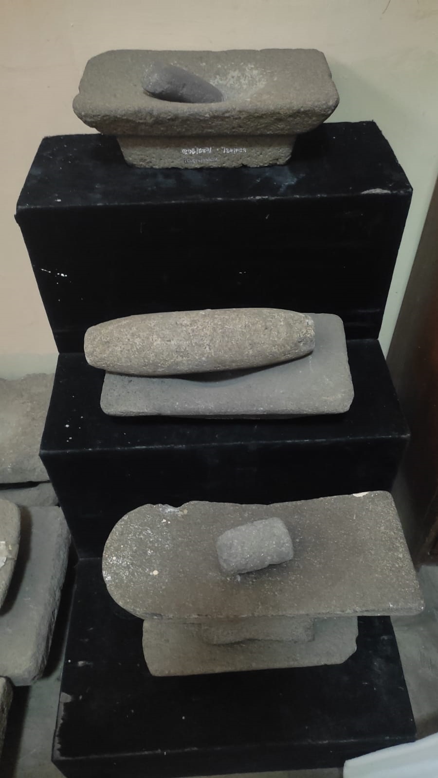 ALAT MERACIK OBAT: Pipisan dan gandik koleksi Museum Majapahit, Trowulan, yang digunakan masyarakat Majapahit untuk membuat ramuan jamu.