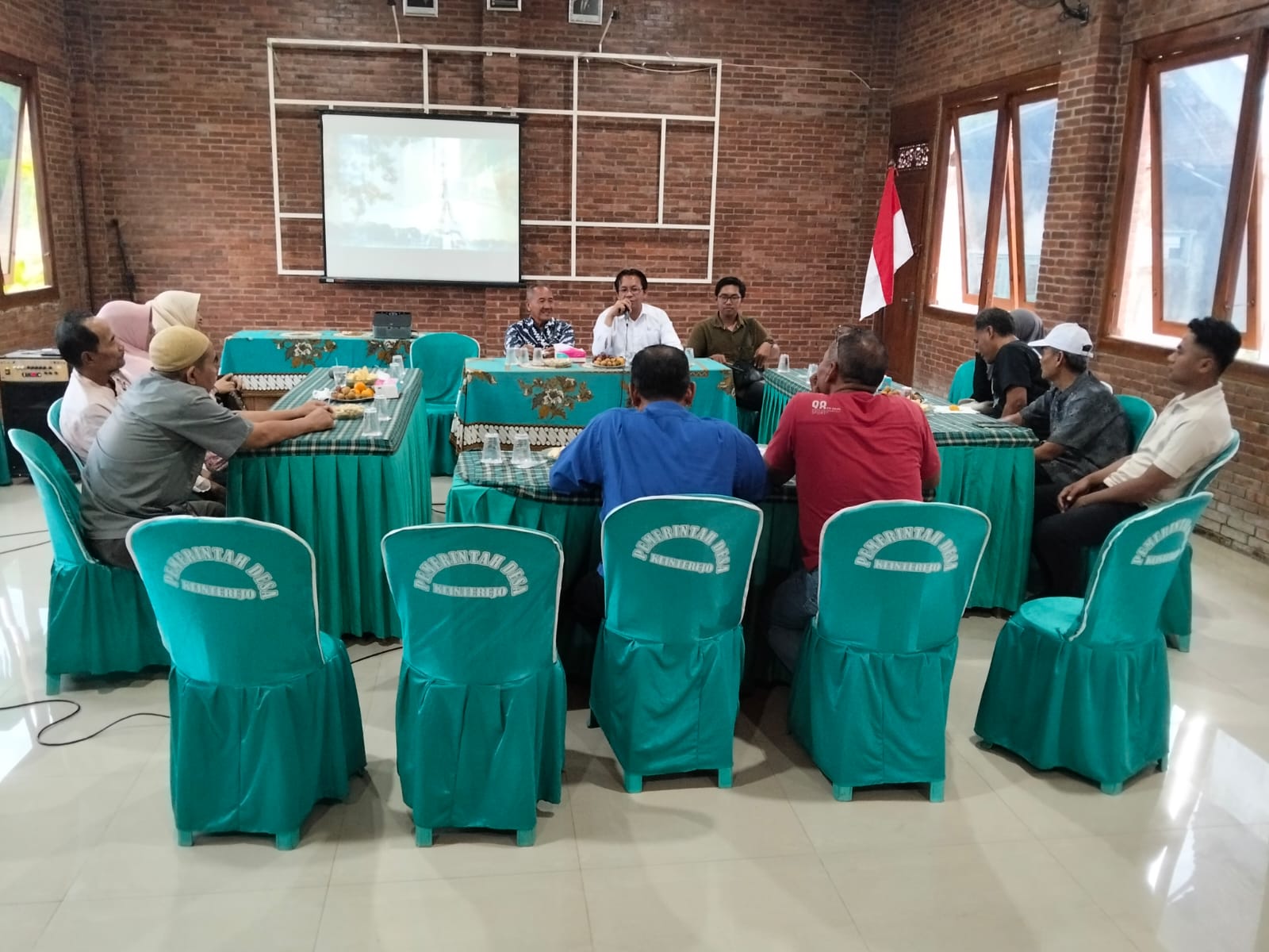 KOMITMEN: Pemerintah desa, perwakilan BPK Wilayah XI, dan tim appraisal mendampingi warga dalam proses pembayaran pembebasan lahan di Balai Desa Klinterejo, akhir Desember 2025 lalu.