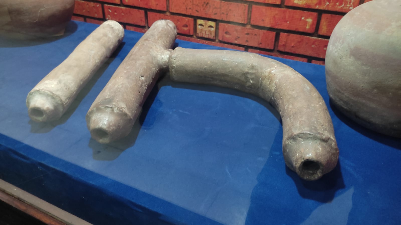 AWET: Pipa berbahan terakota peninggalan Kerajaan Majapahit di Museum Majapahit, Desa/Kecamatan Trowulan, Kabupaten Mojokerto.