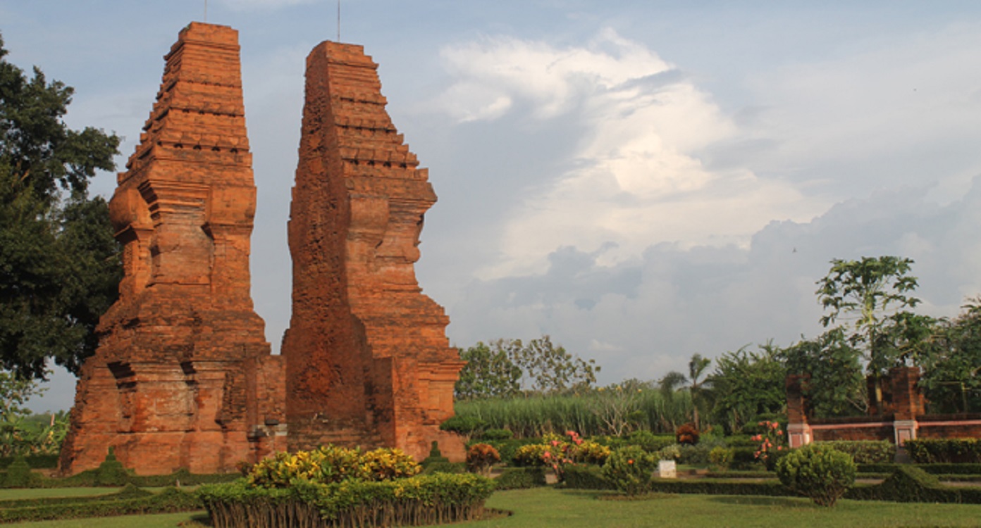 UTUH: Bangunan Candi Wringin Lawang di Desa Jatipasar, Kecamatan Trowulan, Kabupaten Mojokerto, dari masa Kerajaan Majapahit yang dibangun dengan struktur batu bata.