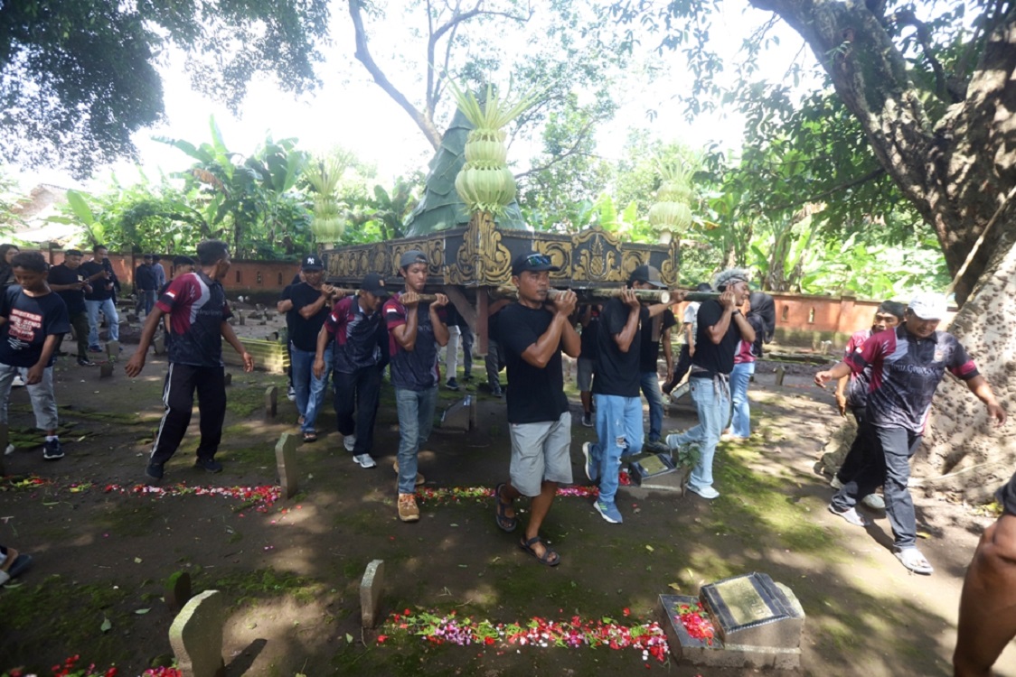 BUDAYA: Warga mengusung Tumpeng Ageng dalam gelaran tradisi nyadran di Lingkungan Kemasan, Kelurahan Blooto, Kota Mojokerto, Kamis (27/1).