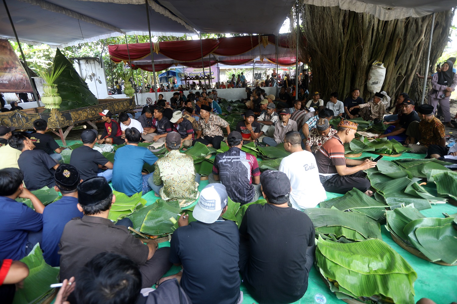 GUYUB: Ratusan warga Kelurahan Blooto, Kota Mojokerto, memadati kompleks Makam Mbah Jimat, Kamis (27/1).