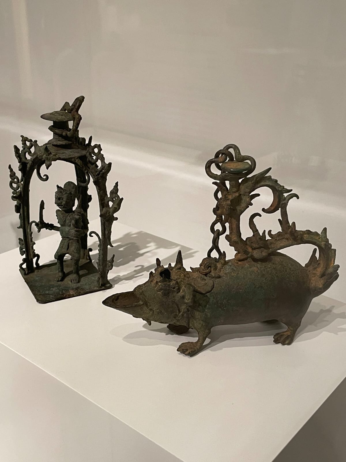 ARTISTIK: Celupak gantung berbahan logam dengan bentuk musang dan tokoh mitologi koleksi Museum Brooklyn, Amerika Serikat.