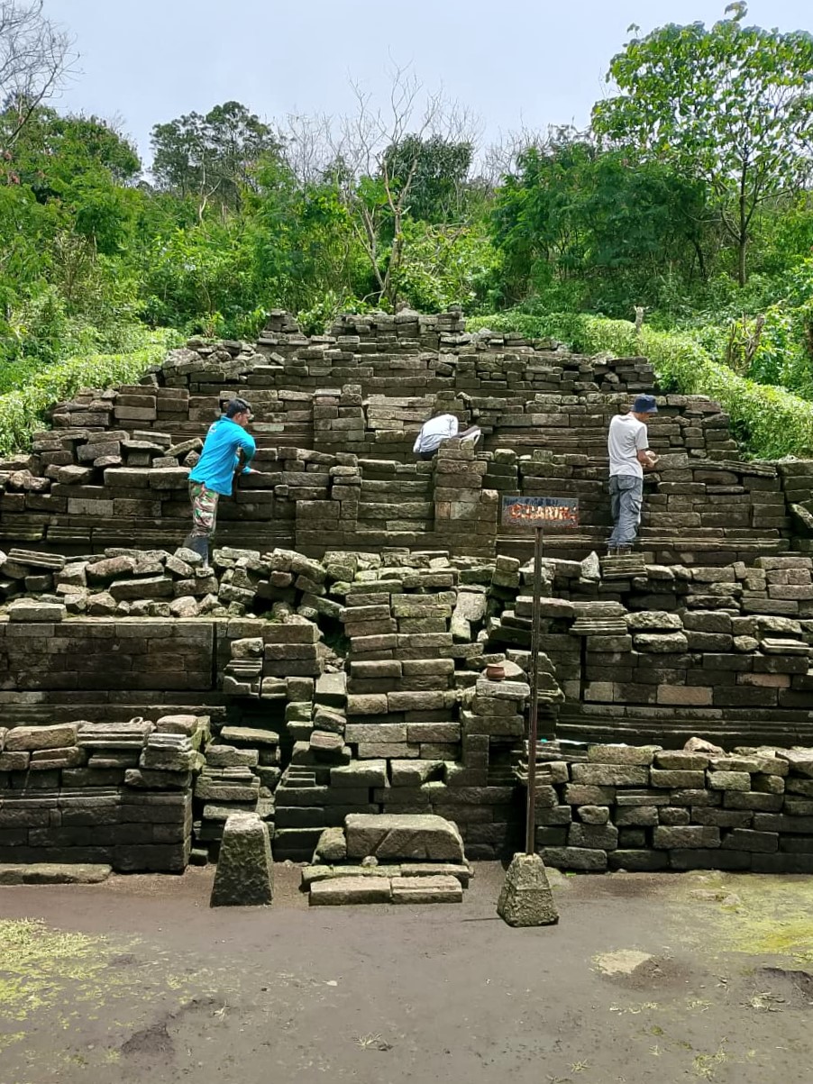 TERAWAT: Petugas membersihkan area Candi Carik di Kawasan Cagar Budaya Penanggungan saat monitoring rutin bulan lalu.