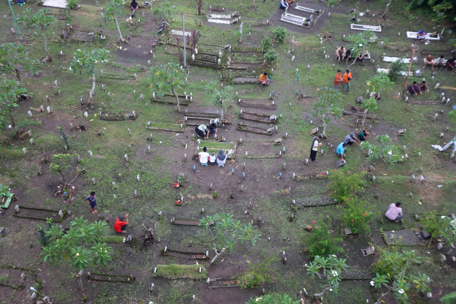 TRADISI: Masyarakat melakukan ziarah ke makam sanak saudara yang menjadi bagian dari tradisi jelang bulan puasa.
