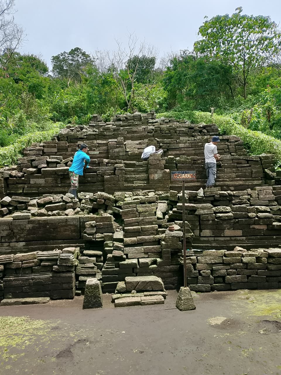 DIBERSIHKAN: Petugas membersihkan struktur Candi Carik di Kawasan Cagar Budaya Penaggungan beberapa waktu lalu. 