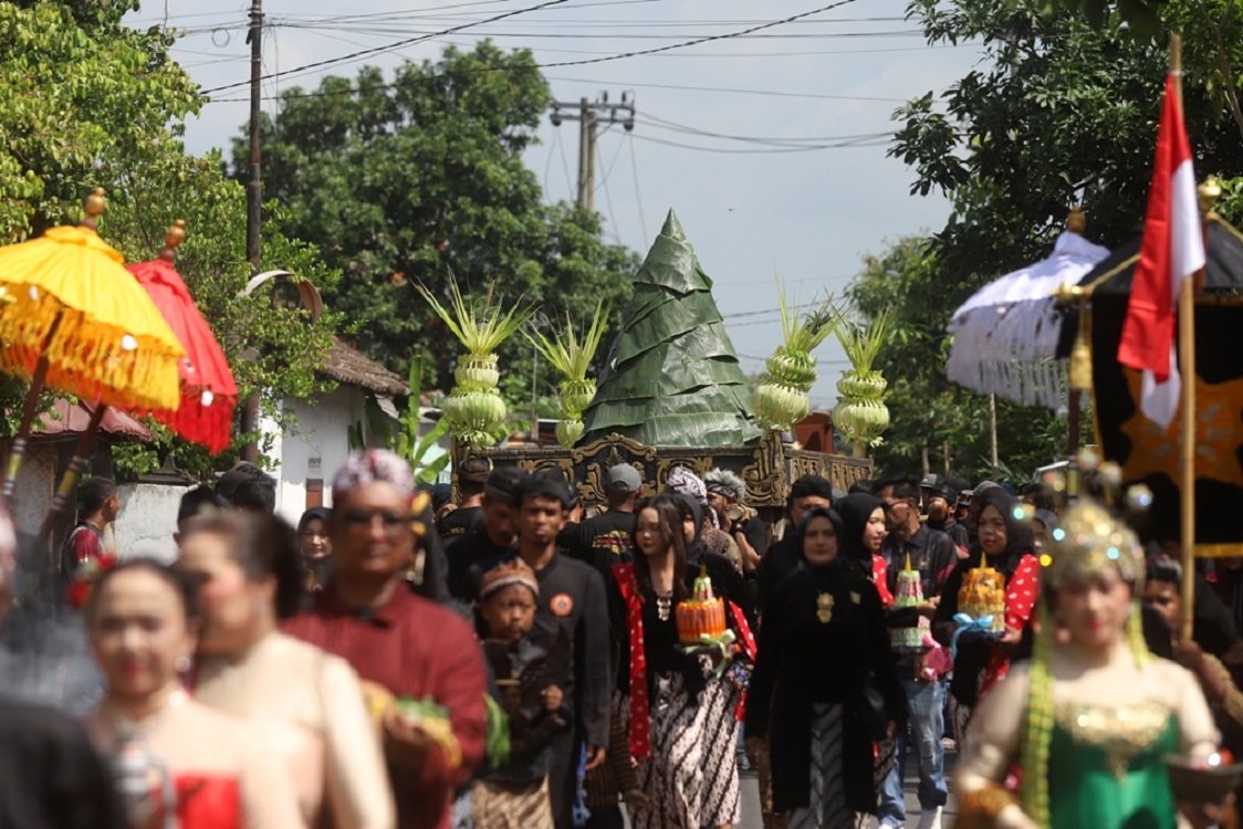 KEARIFAN LOKAL: Ratusan warga mengikuti kirab tumpeng ageng menuju makam leluhur dalam acara nyadran menyambut Ramadan di Kelurahan Blooto, Kecamatan Prajurit Kulon, Kota Mojokerto, 29 Januari lalu. 