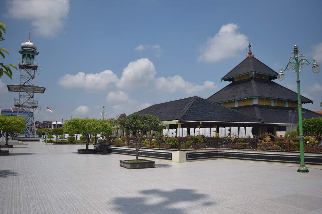 PENINGGALAN WALI SONGO: Masjid Agung Demak di Kabupaten Demak, Jawa Tengah, memiliki atap tumpang bertingkat tiga yang berakar dari kebudayaan Majapahit. 